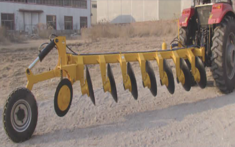 Semi-mounted disc plough